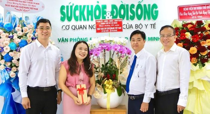 Ông Lê Văn Minh tặng hoa của Thành ủy, HĐND, UBND và Ủy ban MTTQ Việt Nam TPHCM chúc mừng VPĐD Báo Sức khỏe và Đời sống tại TPHCM (Văn phòng phía Nam) nhân Ngày Báo chí Cách mạng Việt Nam.