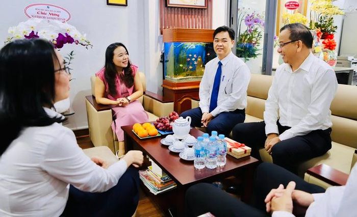 Ông Lê Văn Minh dẫn đầu Đoàn đại biểu TPHCM đến thăm VPĐD Báo Sức khỏe và Đời sống.
