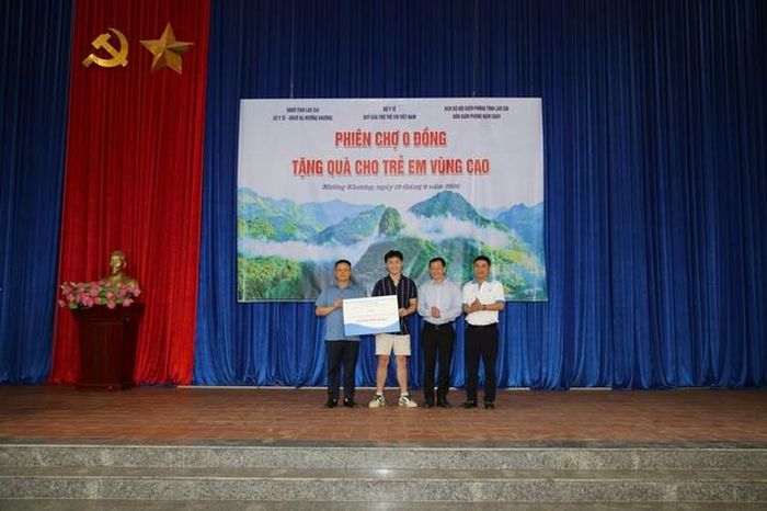 Em Nguyễn Huỳnh Khánh Đoan và em Nguyễn Huỳnh Nghị dành tặng 50 triệu đồng cho trẻ em có hoàn cảnh khó khăn xã Mường Khương.