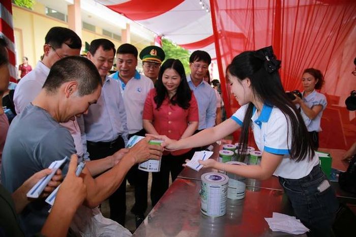 Phiên chợ mua bán không dùng tiền mặt mà chỉ sử dụng các voucher phát ra miễn phí.