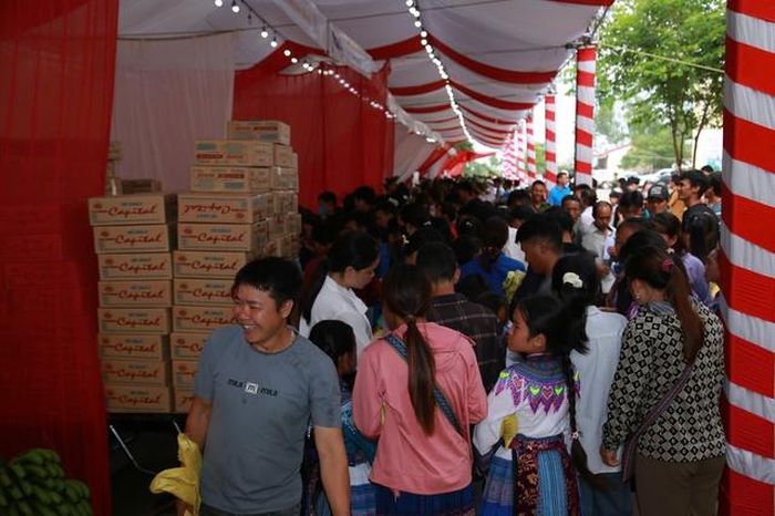 Cảnh nhộn nhịp ở phiên chợ 0 đồng.
