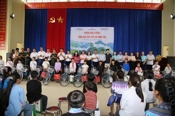 Các đại biểu trao học bổng, quà bánh kẹo và xe đạp cho trẻ em có hoàn cảnh đặc biệt khó khăn xã Mường Khương, tỉnh Lào Cai