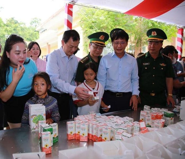 Thứ trưởng Bộ Y tế Nguyễn Tri Thức thăm các gian hàng ở phiên chợ 0 đồng.