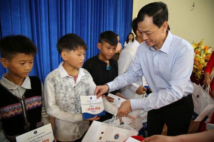 Thứ trưởng Bộ Y tế Nguyễn Tri Thức tặng quà và học bổng cho trẻ em có hoàn cảnh đặc biệt, khó khăn xã Mường Khương, tỉnh Lào Cai.