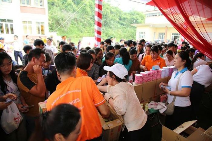 Tấp nập người "mua bán" trong phiên chợ 0 đồng.