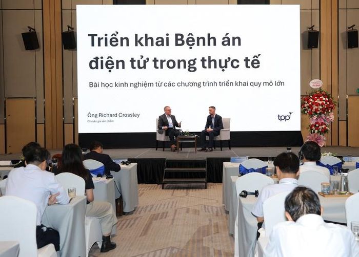 Trong hội thảo các chuyên gia đến từ Công ty TPP Vương quốc Anh trao đổi kinh nghiệm triển khai bệnh án điện tử.