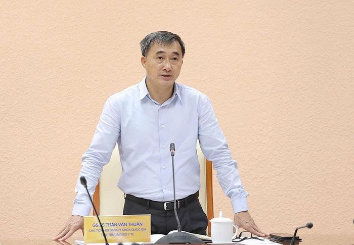 GS.TS Trần Văn Thuấn, Thứ trưởng Bộ Y tế, Chủ tịch Hội đồng Y khoa Quốc gia phát biểu chỉ đạo tại cuộc họp.