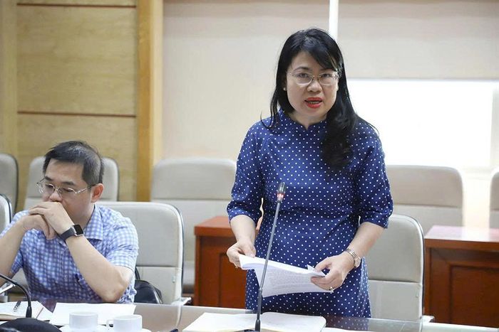 PGS.TS Lương Mai Anh, Chánh Văn phòng Hội đồng Y khoa Quốc gia báo cáo tiến độ triển khai về nội dung nhiệm vụ của 4 Tiểu ban chuyên môn chức danh Bác sĩ thuộc Ban Xây dựng Bộ Công cụ đánh giá năng lực hành nghề khám bệnh, chữa bệnh.