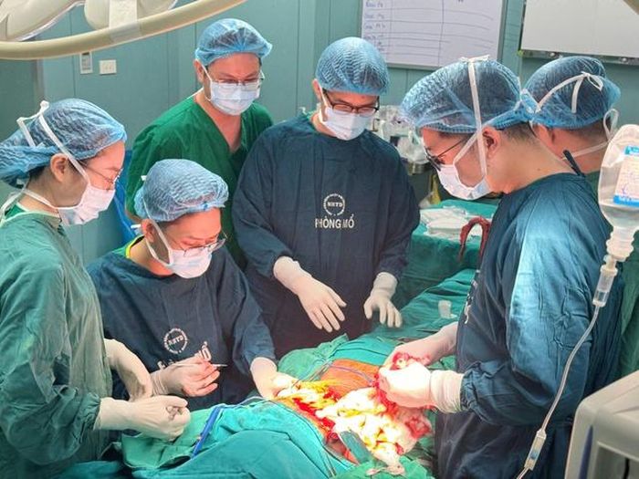 Các bác sĩ tiến hành phẫu thuật cho bệnh nhân. Ảnh: BVCC