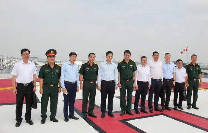 Đoàn công tác và Ban Giám đốc Bệnh viện Quân y 175 chụp ảnh lưu niệm tại sân bay trực thăng.