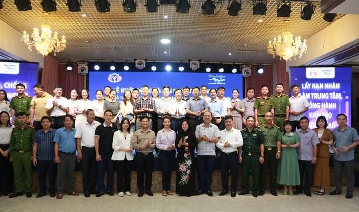 Các đại biểu, chuyên gia, lực lượng chức năng và đại diện các đơn vị liên quan chụp ảnh lưu niệm tại lễ khởi động và hội nghị triển khai dự án hỗ trợ kỹ thuật, nâng cao năng lực phòng ngừa, giảm thiểu tình trạng mua bán người giai đoạn 2026-2028 tại Nghệ An.