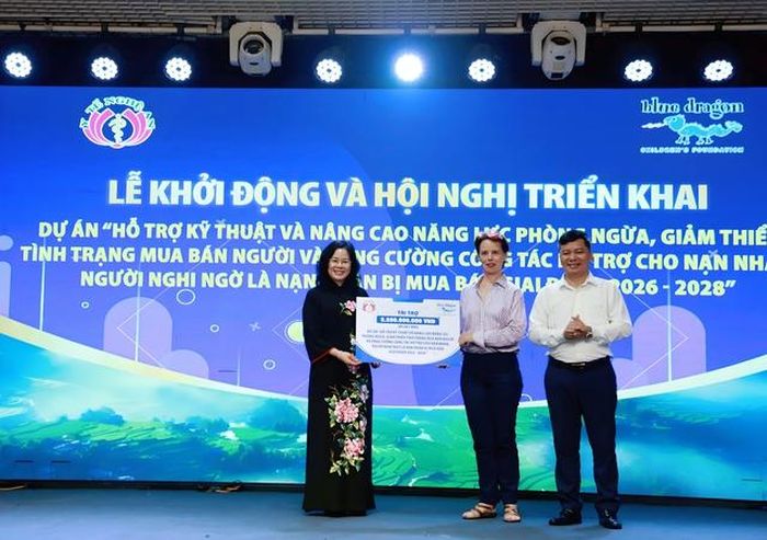 Đại diện Tổ chức Blue Dragon trao bảng tài trợ tượng trưng cho Dự án “Hỗ trợ kỹ thuật và nâng cao năng lực phòng ngừa, giảm thiểu tình trạng mua bán người và tăng cường công tác hỗ trợ nạn nhân, người nghi là nạn nhân bị mua bán người” giai đoạn 2026-2028 tại Nghệ An.