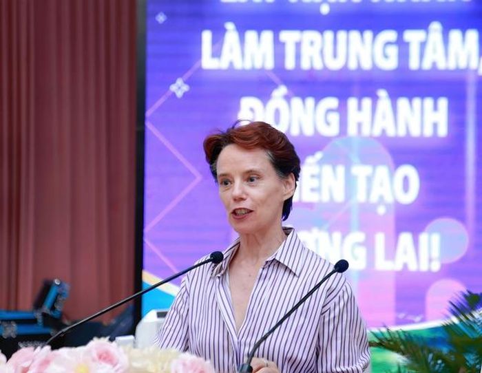 Bà Caitlin Mcinherny Wyndham, chuyên gia phát triển nguồn nhân lực và quan hệ quốc tế của Blue Dragon Children's Foundation International phát biểu tại hội nghị.