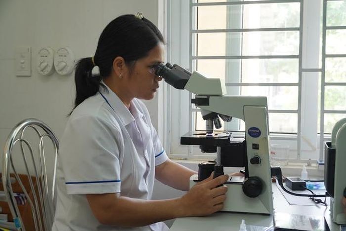 Nhân viên y tế thực hiện xét nghiệm tìm ký sinh trùng sốt rét.