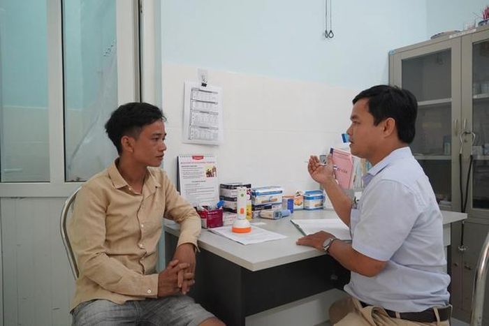 Trạm Y tế xã A Dơi kết hợp hoạt động xét nghiệm phát hiện ca bệnh và truyền thông về bệnh sốt rét.