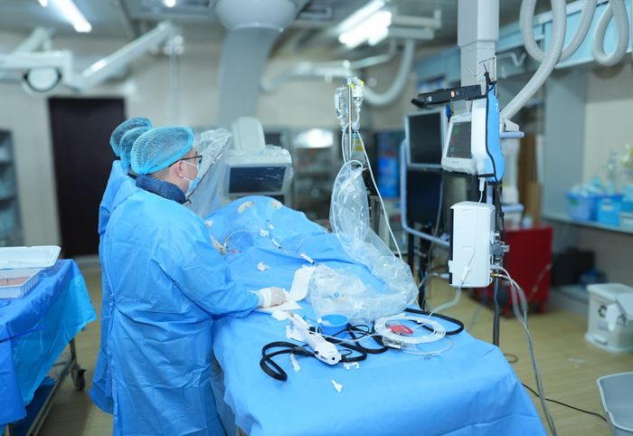 Các bác sĩ tiến hành các ca trình diễn về các kỹ thuật can thiệp hiện đại, tiên tiến trên người bệnh có các bệnh lý nặng và phức tạp về tim mạch.