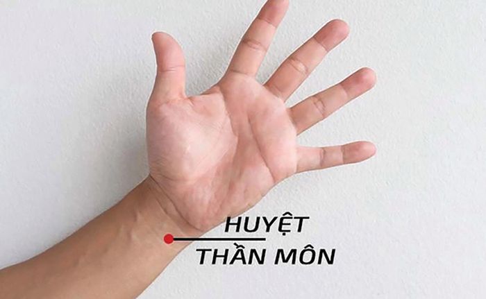Day ấn huyệt Thần môn giúp an thần trước khi ngủ.