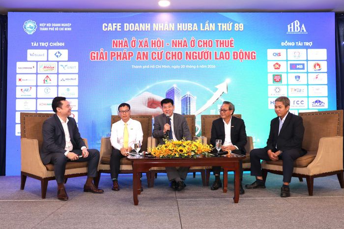 Ông Lê Hữu Nghĩa, Chủ tịch Lê Thành Group (đang nói) cùng các doanh nghiệp, chuyên gia, diễn giả trao đổi tại sự kiện. Ảnh: BTC