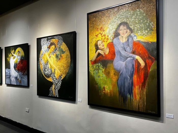 Họa sĩ Đinh Ngọc Thắng dẫn dắt người xem vào cõi mộng tưởng siêu thực, nơi vẻ đẹp của người phụ nữ được khắc họa vừa mong manh nhưng cũng đầy nội lực.