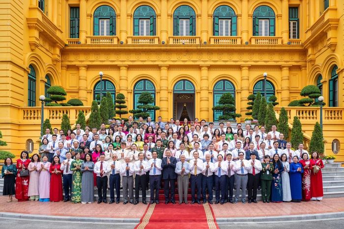 Tổng Bí thư, Chủ tịch nước Tô Lâm chụp ảnh lưu niệm với 101 nhà báo tiêu biểu đoạt Giải Báo chí Quốc gia qua các năm. Ảnh: Việt Trung