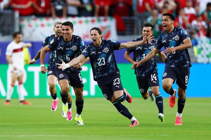 Các cầu thủ Paraguay ăn mừng sau bàn thắng mở tỷ số và cũng ấn định tỷ số 1-0 của trận đấu với Thổ Nhĩ Kỳ. Nguồn: Reuters.