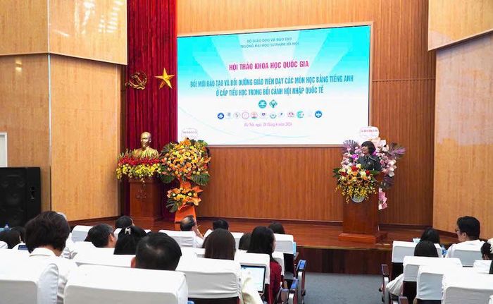 Quang cảnh Hội thảo Quốc gia “Đổi mới đào tạo và bồi dưỡng giáo viên dạy các môn học bằng tiếng Anh ở cấp tiểu học trong bối cảnh hội nhập quốc tế”. Ảnh: T.Vân.