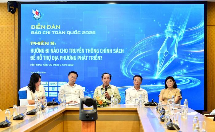 Nhà báo Tạ Đình Nghĩa - Chủ tịch Hội Nhà báo tỉnh Cần Thơ chia sẻ tại phiên thảo luận. Ảnh: Ngọc Anh. 