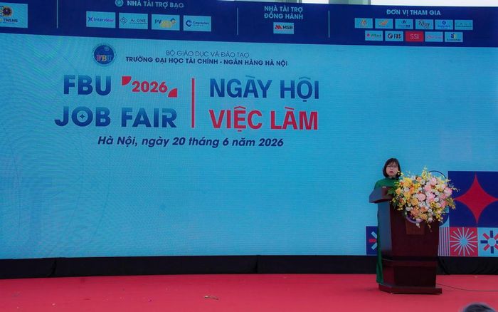 Bà Nguyễn Thúy Hạnh – Phó Giám đốc Ngân hàng TMCP Ngoại thương Việt Nam, Chi nhánh Ba Đình, đại diện lãnh đạo các doanh nghiệp đồng hành, hợp tác với Nhà trường phát biểu tại sự kiện. Ảnh: Thủy Quang.