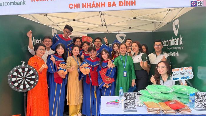 Tại gian hàng Vietcombank Chi nhánh Ba Đình, các bạn sinh viên FBU hào hứng tham gia hoạt động trải nghiệm, tìm hiểu vị trí tuyển dụng, kết nối với nhà tuyển dụng và nhận nhiều phần quà ý nghĩa.
