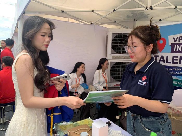 Tân cử nhân FBU tìm hiểu về cơ hội việc làm tại Ngày hội việc làm FBU 2026.