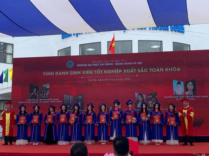 Trao bằng tốt nghiệp loại Xuất sắc cho 16 tân cử nhân. 