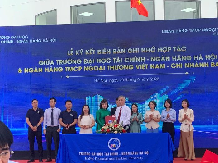 Nghi thức trao Biên bản ghi nhớ hợp tác giữa Trường Đại học Tài chính – Ngân hàng Hà Nội và các doanh nghiệp đối tác.
