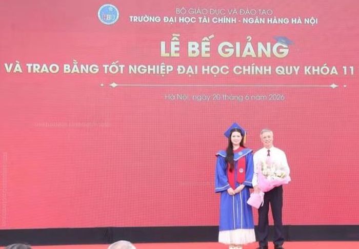 Em Nguyễn Ngọc Hà đại diện các tân cử nhân tặng hoa tri ân thầy cô giáo FBU.