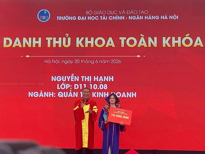 PGS.TSKH Bùi Xuân Biên, Chủ tịch Hội đồng Trường Đại học Tài chính - Ngân hàng Hà Nội vinh danh Thủ khoa toàn Khóa 11.