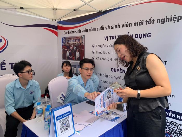 Ngày hội việc làm FBU Job Fair 2026 thu hút hơn 20 doanh nghiệp tham gia và nhận được sự quan tâm của đông đảo phụ huynh, sinh viên.