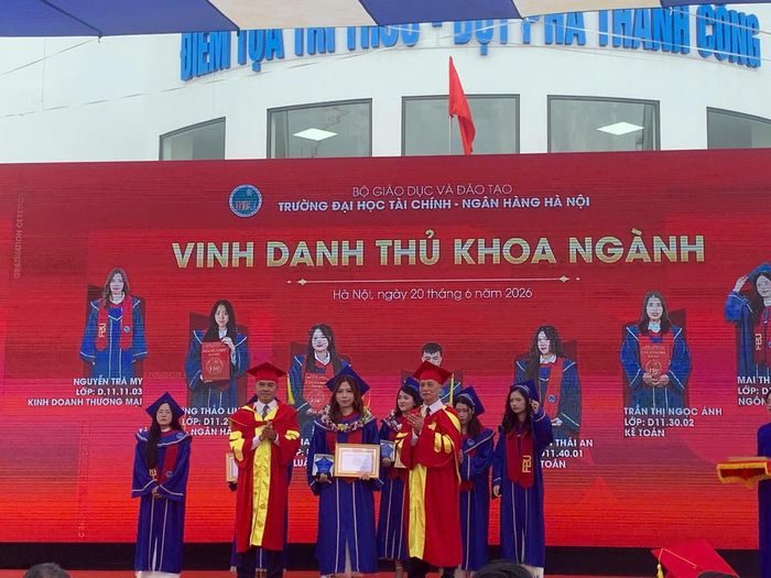 Trao thưởng và trao bằng tốt nghiệp cho 7 tân cử nhân đạt danh hiệu Thủ khoa tốt nghiệp xuất sắc các ngành đào tạo.