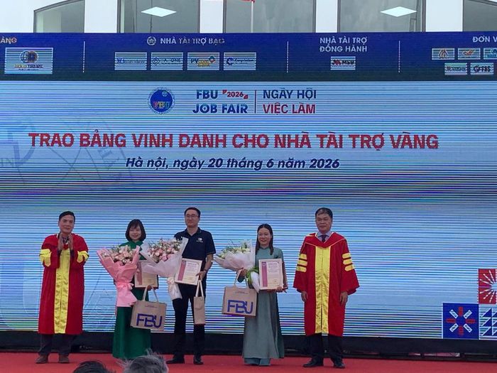 Đại diện FBU trao bảng vàng vinh danh cho nhà tài trợ vàng. Ảnh: Thủy Quang.