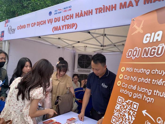 Ông Hoàng Nghĩa Đạt, Chủ tịch HĐQT Công ty CP Dịch vụ Du lịch Hành trình May Mắn (MayTrip), trao đổi với sinh viên tại Ngày hội việc làm FBU 2026. Ông đánh giá sinh viên FBU năng động, nhanh nhẹn, chủ động tìm hiểu cơ hội nghề nghiệp và có sự quan tâm tới các lĩnh vực dịch vụ, du lịch - ngành nghề giàu tiềm năng phát triển trong xu thế mới.