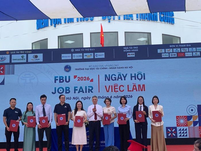  Hiệu trưởng FBU PGS.TS. Phạm Ngọc Ánh cùng đại diện lãnh đạo các doanh nghiệp đối tác tiêu biểu lên sân khấu thực hiện nghi thức trao Biên bản ghi nhớ hợp tác.