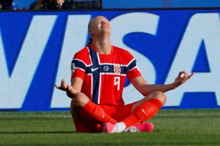 Ngay trong lần đầu tiên đá World Cup, Haaland đã ghi 2 bàn thắng. ẢNH: MIRROR/GETTY