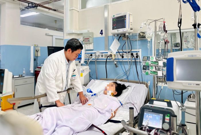 TS.BS Giang Minh Nhật, Phó Trưởng khoa Hồi sức Tim mạch, BV Nhân dân Gia Định thăm khám cho bệnh nhân. Ảnh: THẢO PHƯƠNG