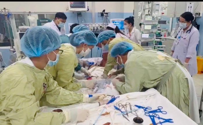 Ê-kíp BV Nhân dân Gia Định thực hiện kỹ thuật E-PCR hồi sinh tim phổi có hỗ trợ tuần hoàn ngoài cơ thể cho bệnh nhân ngưng tim ngoại viện. Ảnh: BVCC