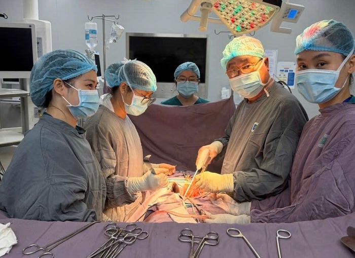 BS CKII Nguyễn Văn Tiến, Trưởng khoa Ngoại 2, BV Ung Bướu TP.HCM, cùng ê-kíp phẫu thuật bảo tồn khả năng sinh sản cho bệnh nhân ung thư cổ tử cung. Ảnh: BVCC