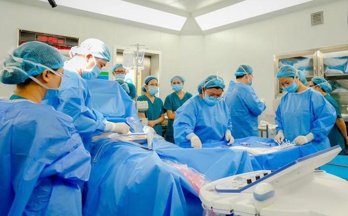 Ê-kíp BV Từ Dũ và BV Nhi đồng 1 (TP.HCM) thực hiện ca thông van tim can thiệp bào thai thứ 9 cho sản phụ người Singapore. Ảnh: BVCC