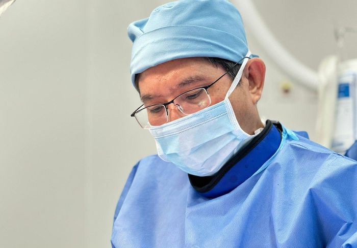 TS.BS Đỗ Nguyên Tín, Trưởng khoa Tim mạch Can thiệp, BV Nhi Đồng 1 TP.HCM, trong một ca phẫu thuật. Ảnh: THẢO PHƯƠNG