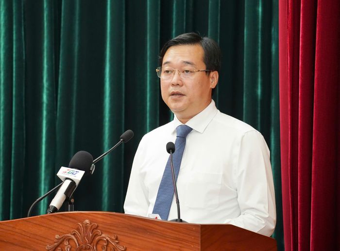 Phó Bí thư Thường trực Thành ủy TP.HCM Lê Quốc Phong chia sẻ với đội ngũ người làm báo. Ảnh: THUẬN VĂN