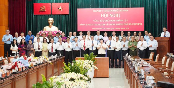 Lãnh đạo Thành ủy cùng chụp hình kỷ niệm với lãnh đạo các cơ quan báo chí. Ảnh: THUẬN VĂN
