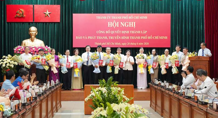 Lãnh đạo Thành ủy TP.HCM tặng quà tri ân những thế hệ lãnh đạo, cán bộ cơ quan báo chí. Ảnh: THUẬN VĂN