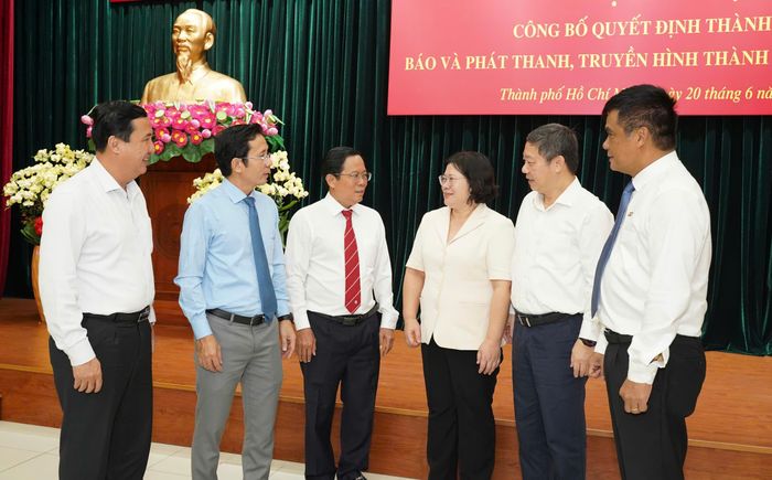 Phó Bí thư Thành ủy TP.HCM Văn Thị Bạch Tuyết, Trưởng ban Tuyên giáo và Dân vận Thành ủy TP Dương Anh Đức trao đổi với các lãnh đạo báo. Ảnh: THUẬN VĂN