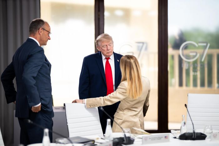 Tổng thống Mỹ Donald Trump đang trao đổi với Thủ tướng Ý Giorgia Meloni tại thượng đỉnh G7 ở Pháp ngày 17-6, Thủ tướng Đức Friedrich Merz đứng bên trái. Ảnh: WHITE HOUSE